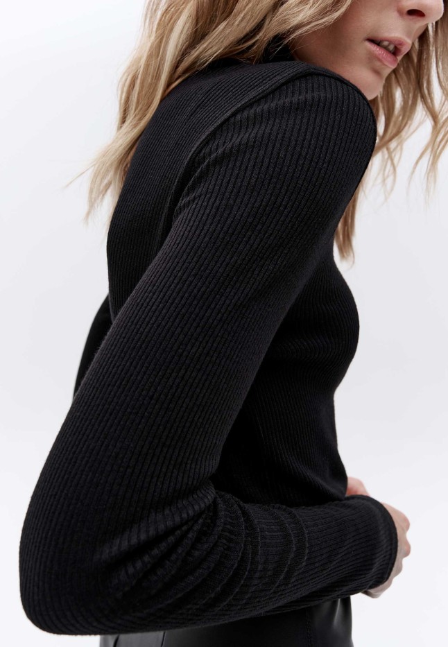 Фаберлик Водолазка из рельефного трикотажа, цвет чёрный