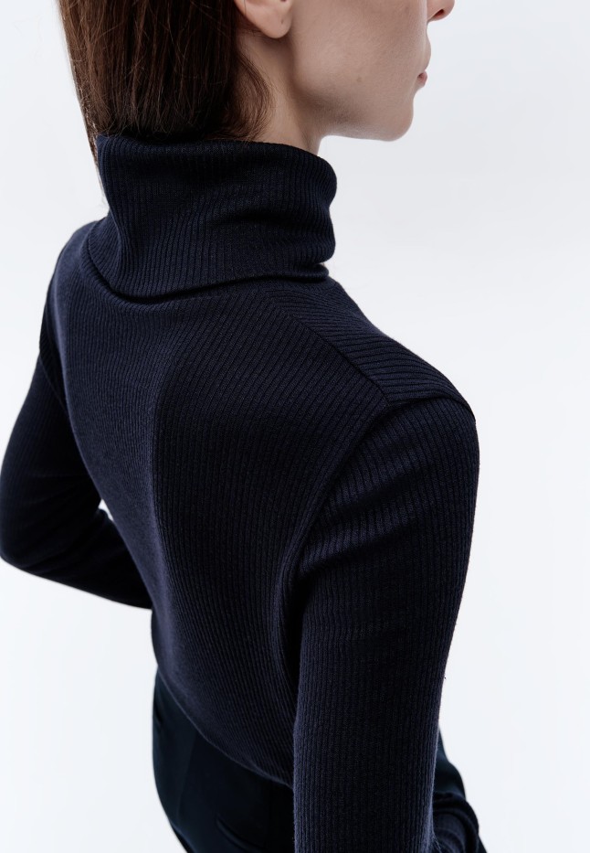 В Беларуси Водолазка из рельефного трикотажа, цвет синий