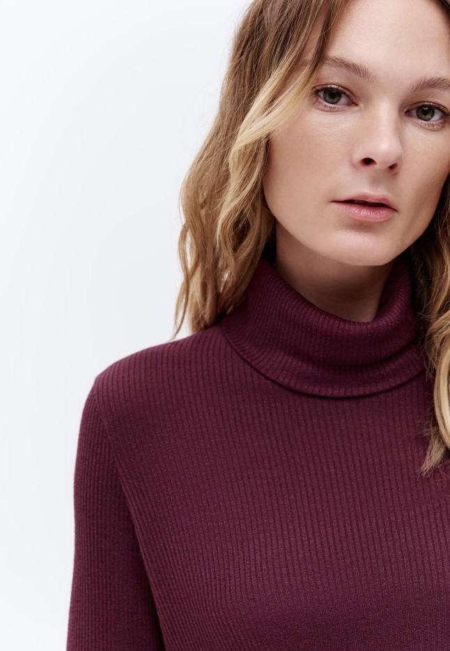 В Беларуси Водолазка из рельефного трикотажа, цвет бордовый