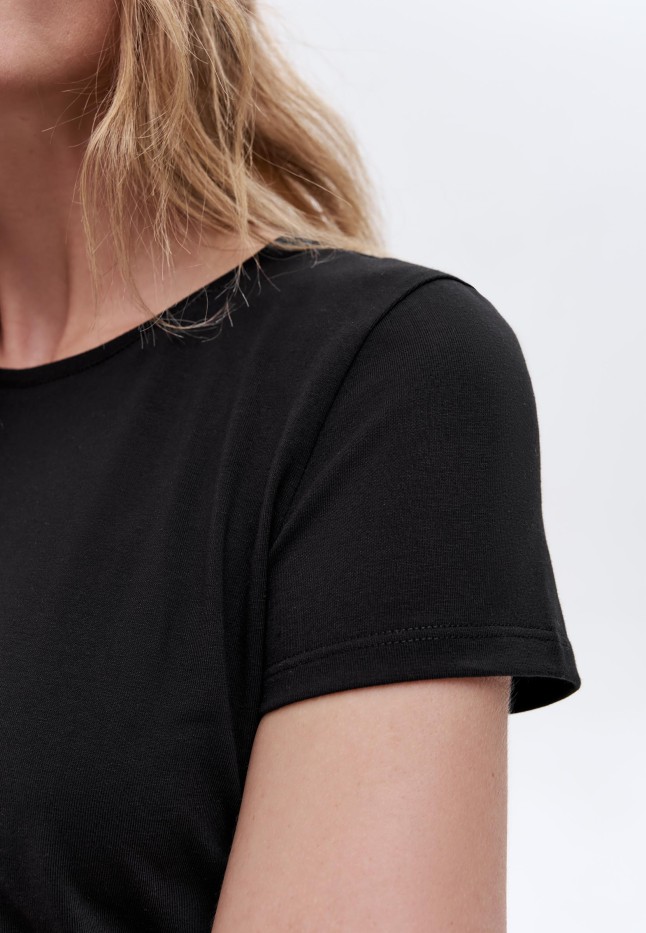 В Беларуси Женская футболка прилегающего силуэта, цвет черный