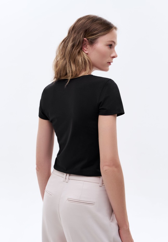 Фото Женская футболка прилегающего силуэта, цвет черный