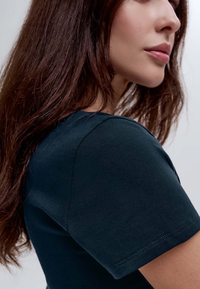 В Беларуси Женская футболка прилегающего силуэта, цвет синий