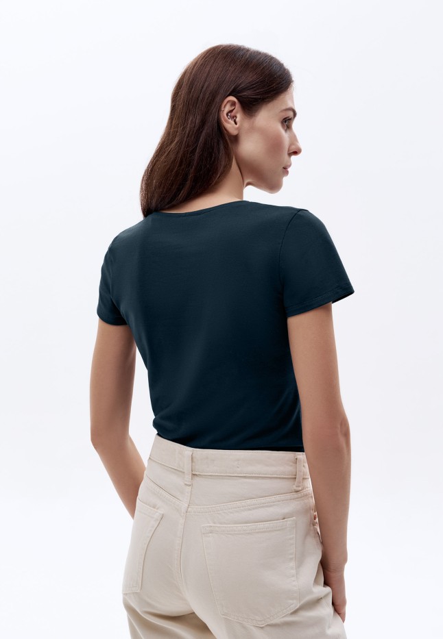 Фото Женская футболка прилегающего силуэта, цвет синий