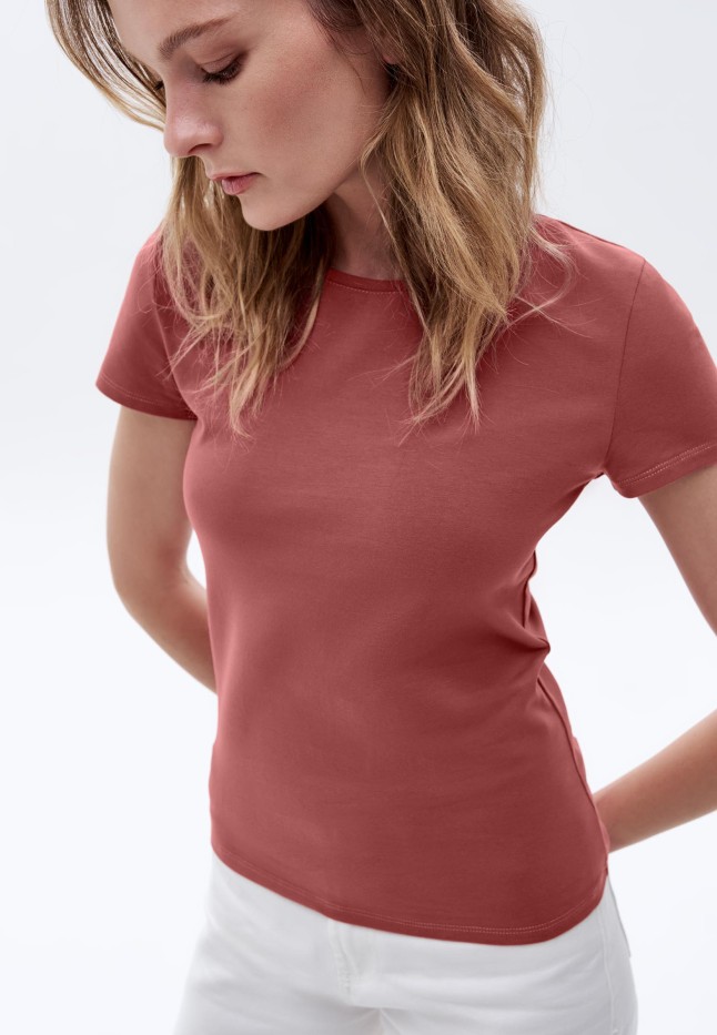 В Беларуси Женская футболка прилегающего силуэта, цвет марсала
