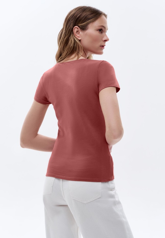 Отзывы Женская футболка прилегающего силуэта, цвет марсала