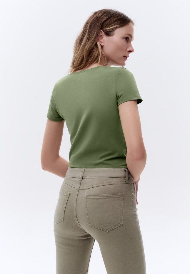 В Беларуси Женская футболка прилегающего силуэта, цвет хаки