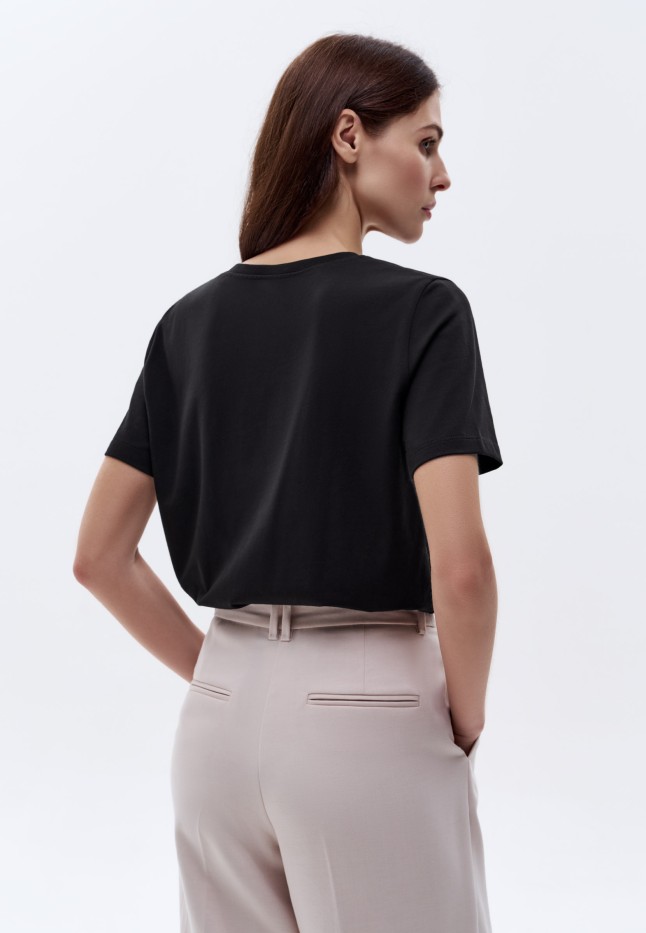 Фото Женская футболка прямого силуэта, цвет черный