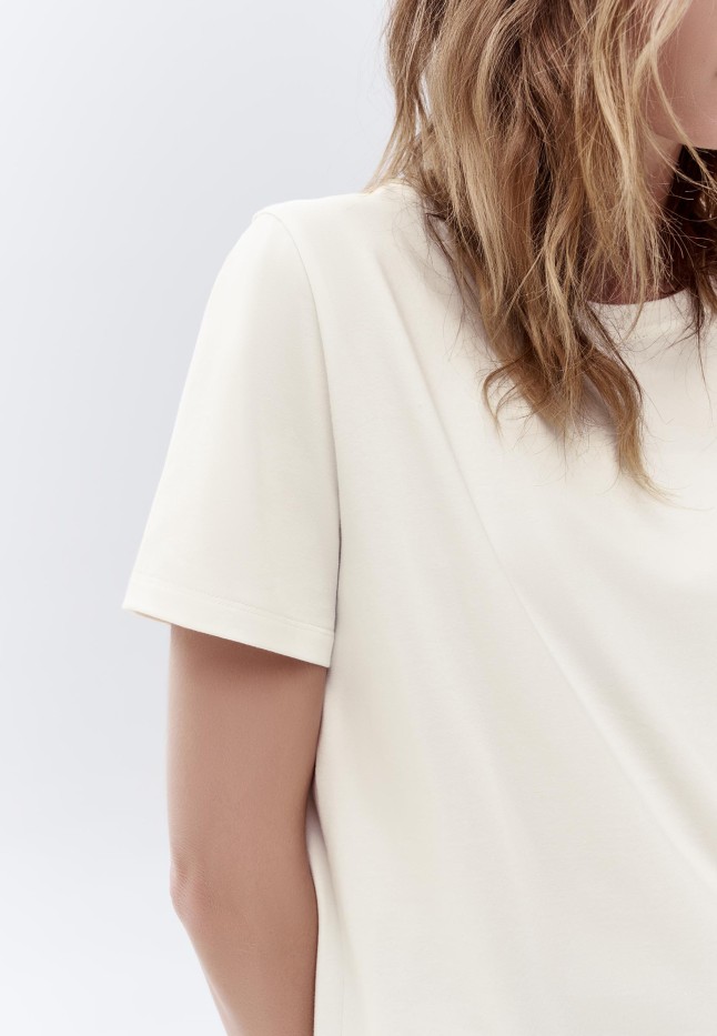 В Беларуси Женская футболка прямого силуэта, цвет молочный