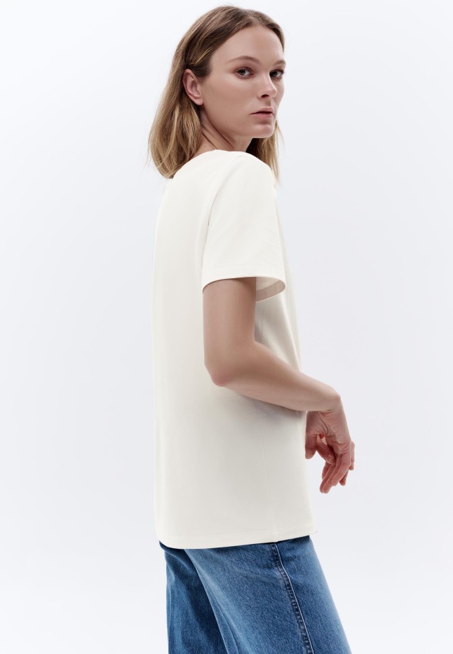 Фото Женская футболка прямого силуэта, цвет молочный