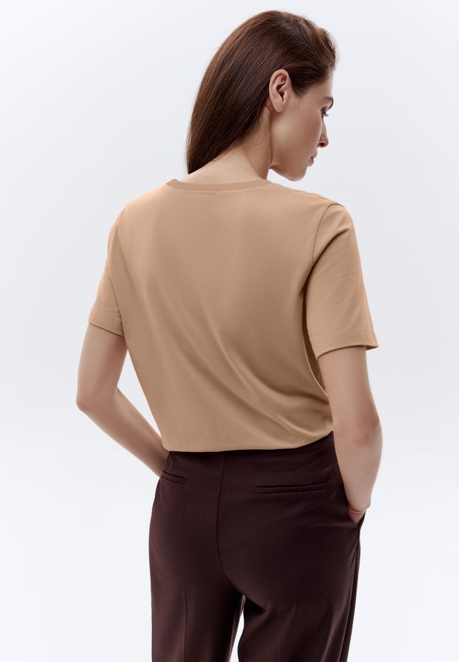 Фото Женская футболка прямого силуэта, цвет песочный