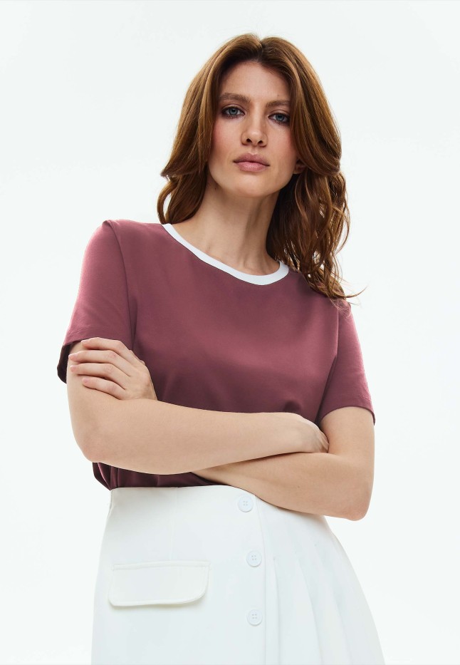 В Беларуси Женская футболка, цвет бордовый