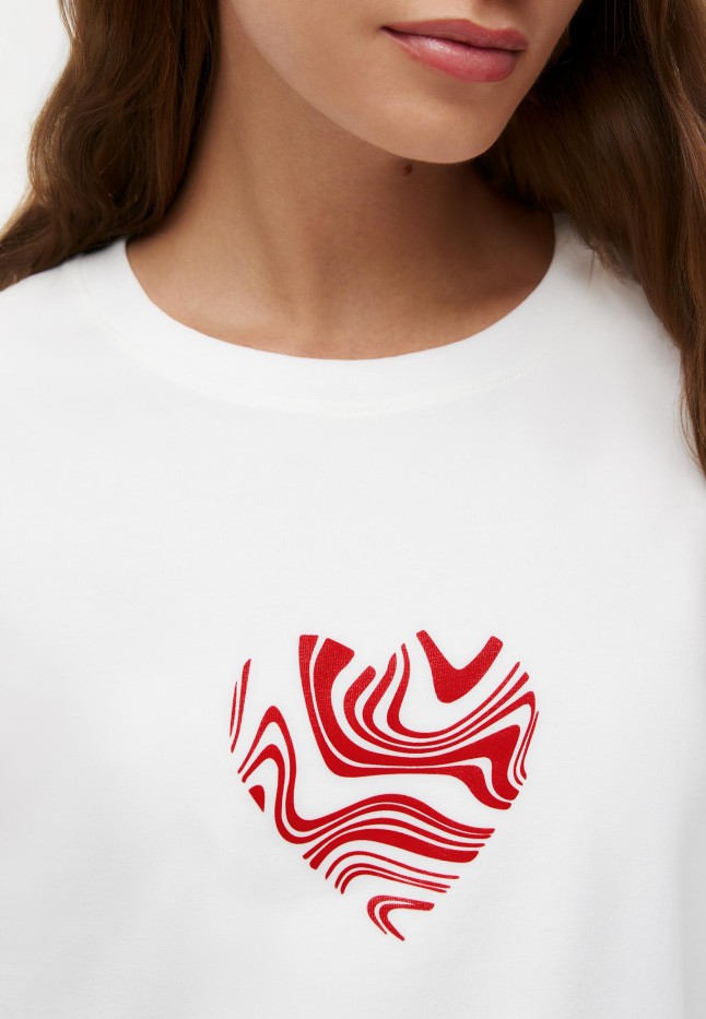Купить Футболка с принтом «Сердечки», цвет белый, с узорным сердцем