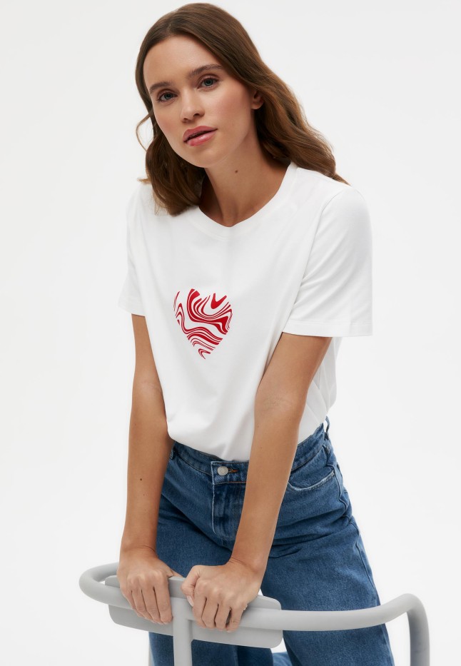 В Беларуси Футболка с принтом «Сердечки», цвет белый, с узорным сердцем
