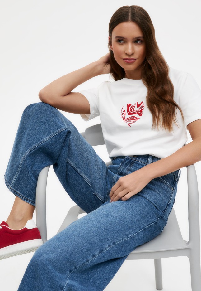 Фото Футболка с принтом «Сердечки», цвет белый, с узорным сердцем