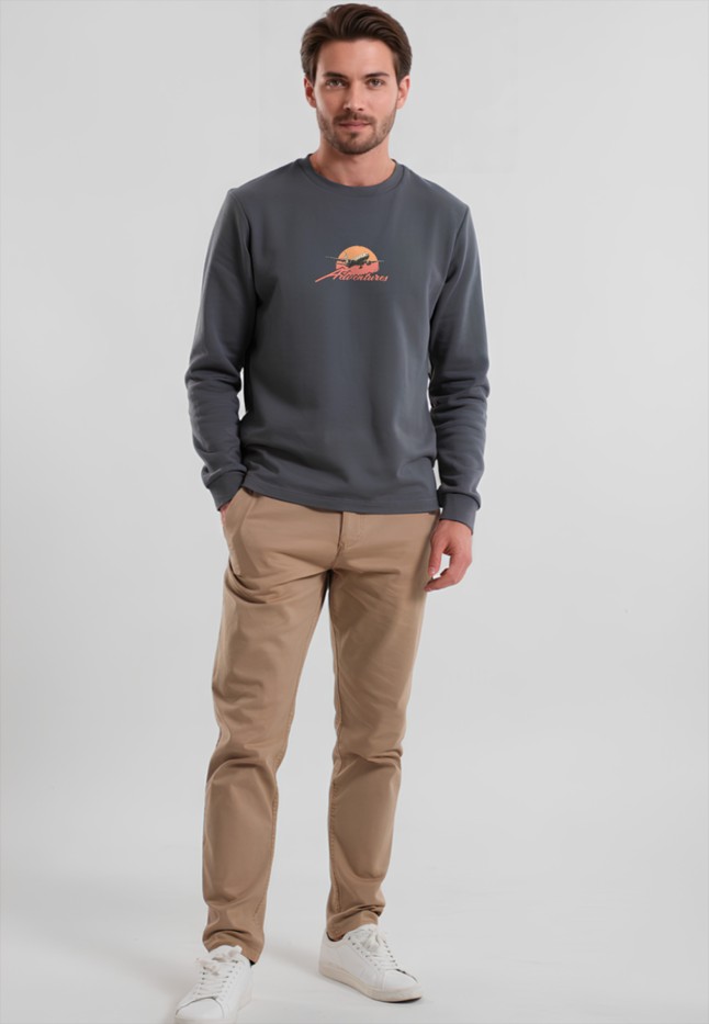 Фаберлик Мужской свитшот-лонгслив с принтом «Adventures», цвет графит