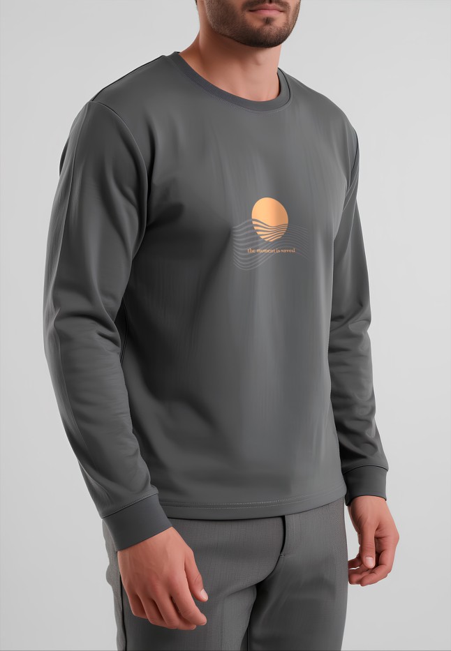 Фаберлик Мужской свитшот-лонгслив с принтом «The Moment Is Saved», цвет графит